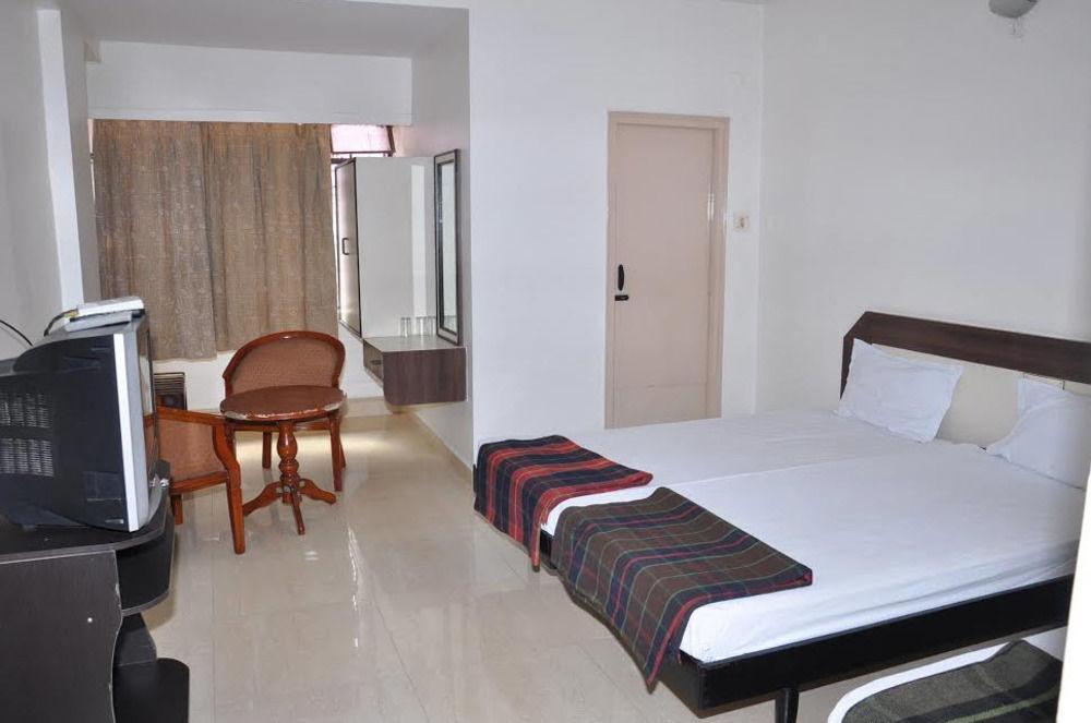 Hotel Maya Deluxe Хайдарабад Экстерьер фото