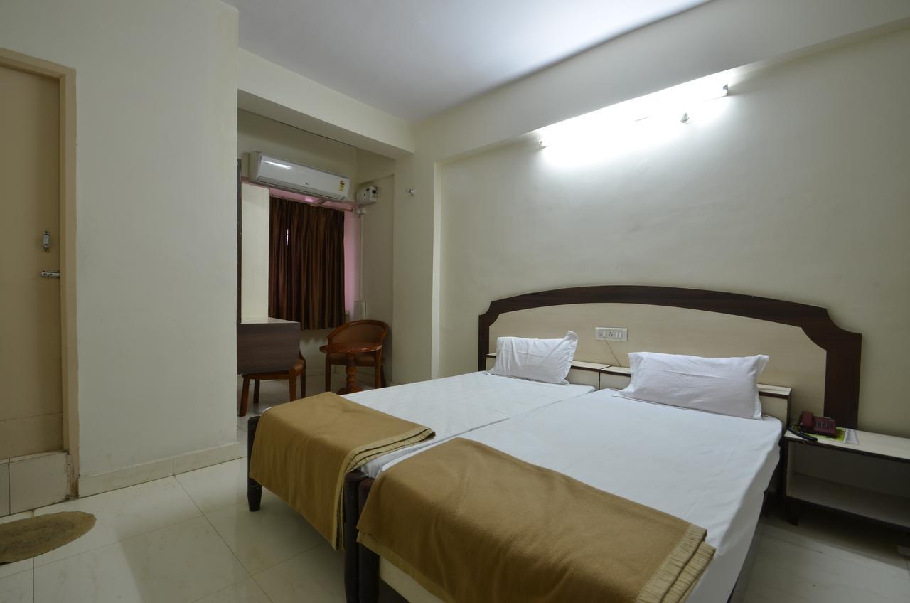 Hotel Maya Deluxe Хайдарабад Экстерьер фото