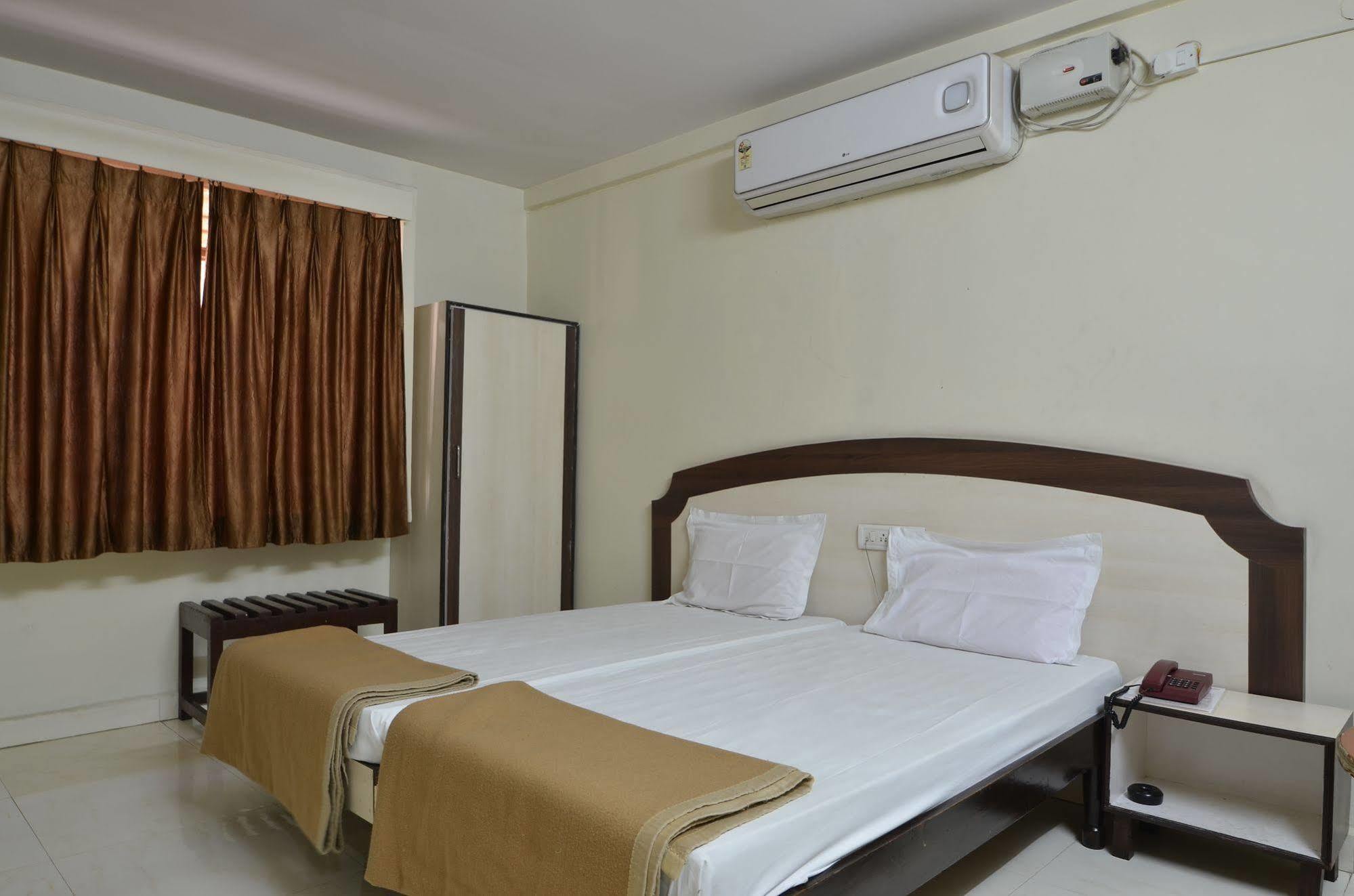 Hotel Maya Deluxe Хайдарабад Экстерьер фото